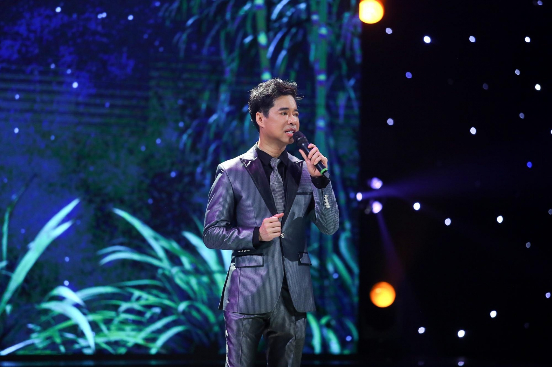 Xuất hiện trong chương trình mới nhất, ca sĩ Ngọc Sơn tái hiện hàng loạt ca khúc làm nên tên tuổi