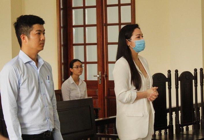 Nhật Kim ANh và chồng cũ trong phiên tòa giành quyền nuôi con