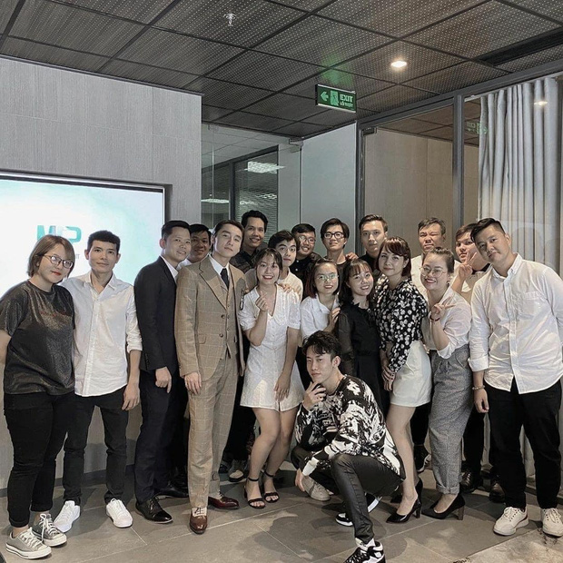 Hình ảnh Lê Ngọc Châu đăng tải, chia sẻ khoảnh khắc thân thiết bên tập thể của M-TP Entertainment