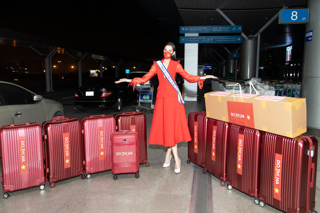 Trước đó, người đẹp mang 9 vali hành lý nặng 200kg đến Puerto Rico
