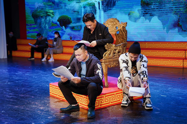Nam diễn viên học thoại cùng với nghệ sĩ Quốc Khánh và nghệ sĩ Tự Long