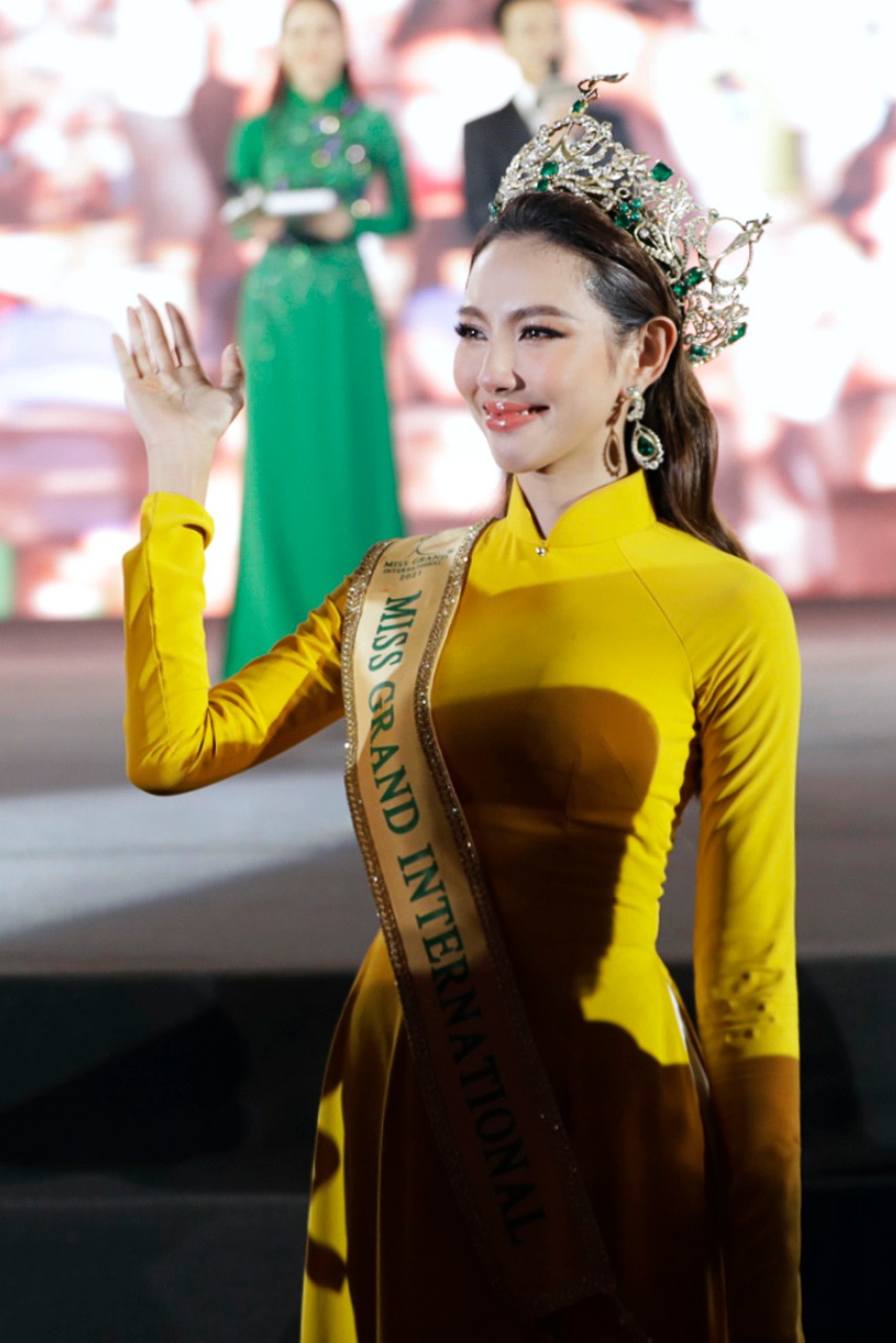 Hoa hậu Thùy Tiên tham dự buổi lễ Homecoming tại Nhà thi đấu Phú Thọ sau khi diễu hành