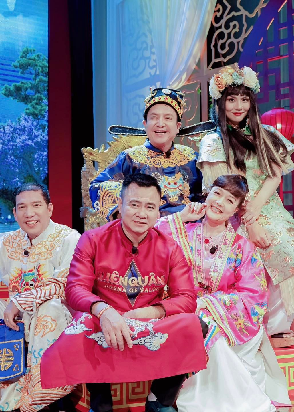 Dàn nghệ sĩ kỳ cựu như Chí Trung, Tự Long, Quang Thắng cũng xuất hiện trong bài đăng của diễn viên Duy Khánh