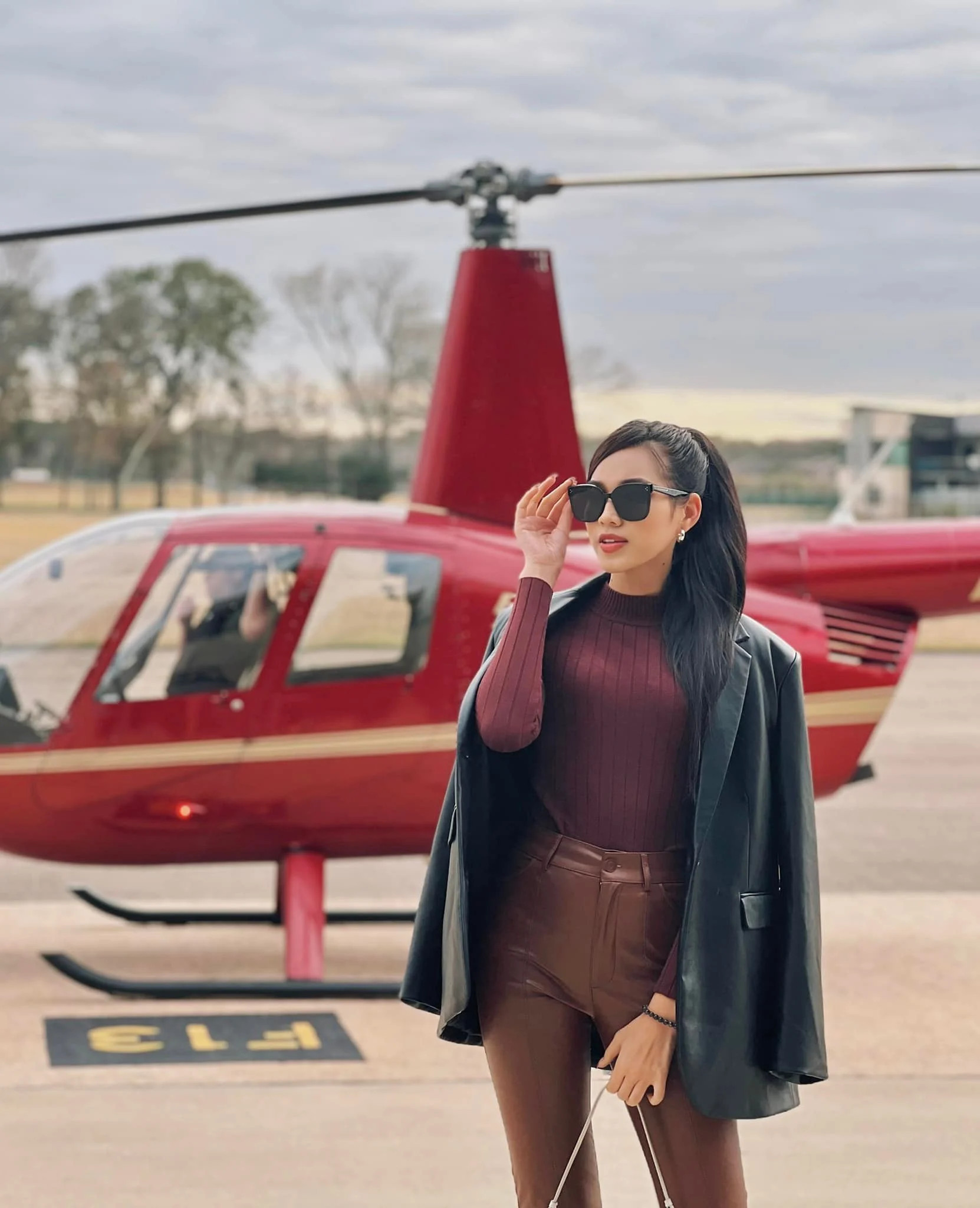 Vừa qua, người đẹp gây chú ý khi khoe hình ảnh được lên máy bay trực thăng, thăm quan thành phố Houston