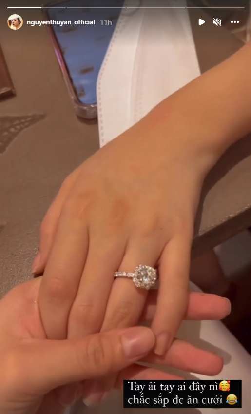 Tuy nhiên, chiếm spotlight hơn cả là chiếc nhẫn kim cương trên bàn tay Hoa hậu Đỗ Mỹ Linh
