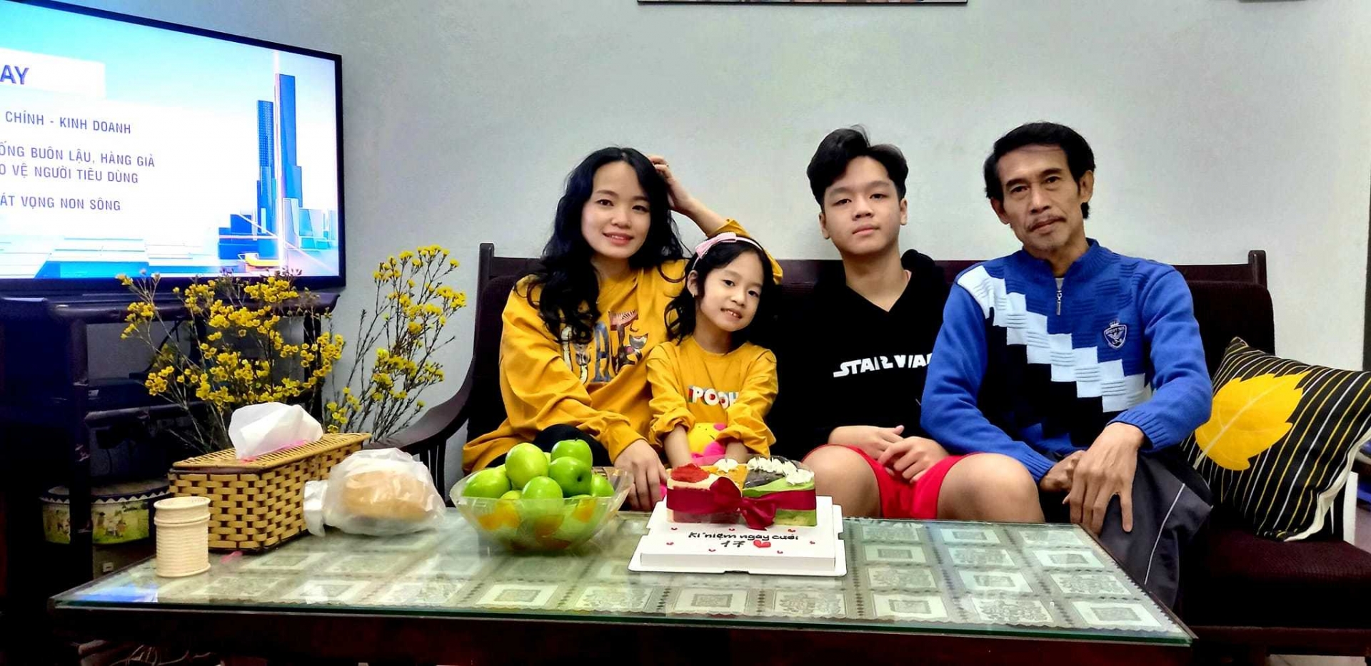 Gia đình hạnh phúc viên mãn của nghệ sĩ Phú Đôn bên vợ và 2 con