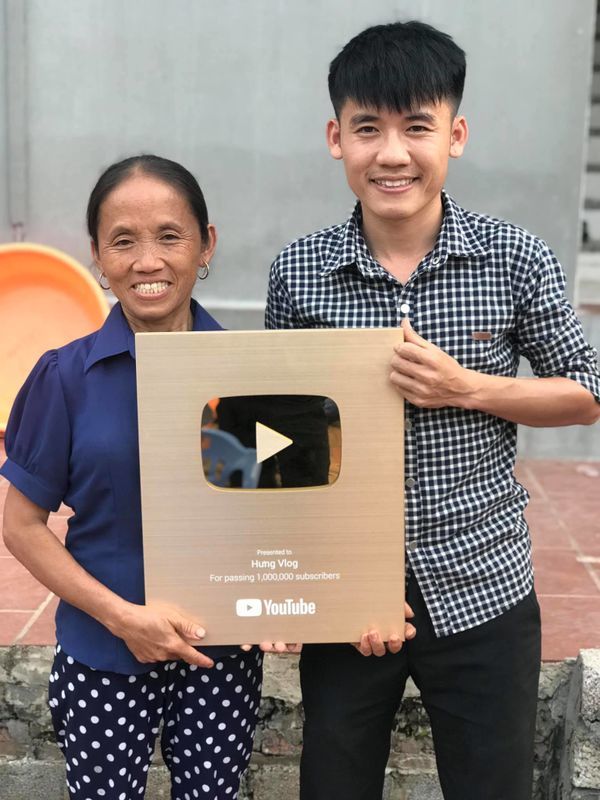 Bà Tân Vlog nhận nút vàng YouTube chỉ sau 20 ngày nổi tiếng