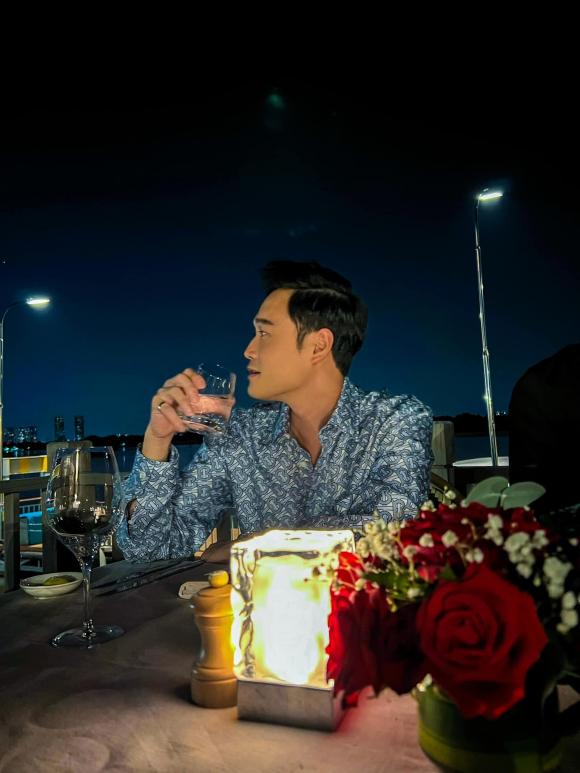 Hình ảnh Quang Vinh ăn tối dưới ánh nến lãng mạn khiến nhiều người quan tâm