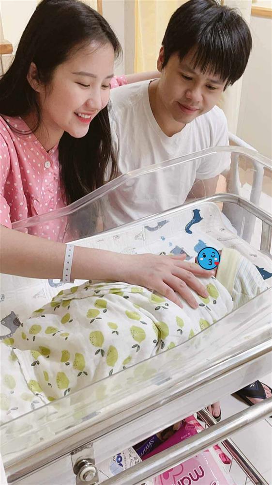Primmy Trương cùng ông xã Phan Thành chào đón con trai đầu lòng vào tháng 9/2021 nhưng đến tháng 10, cặp đôi mới thông báo
