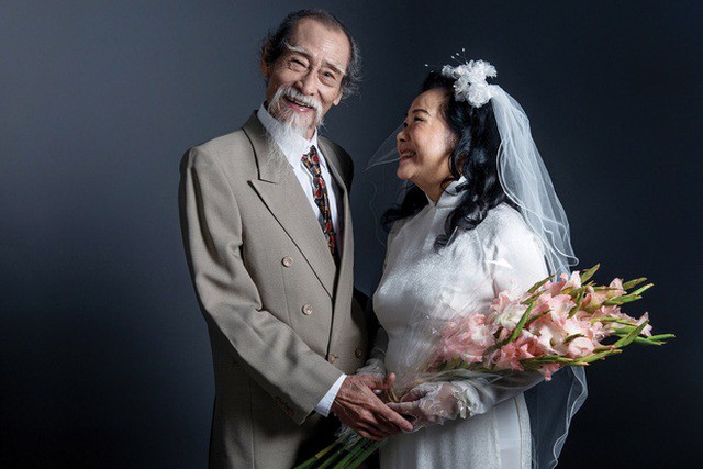 Nghệ sĩ Mạnh Dung và nghệ sĩ Thanh Dậu trong bộ ảnh kỷ niệm 50 năm ngày cưới trước đó