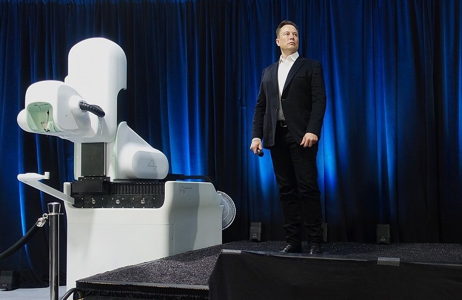 Ty rphú Elon Musk bên thiết bị của công ty Neuralink