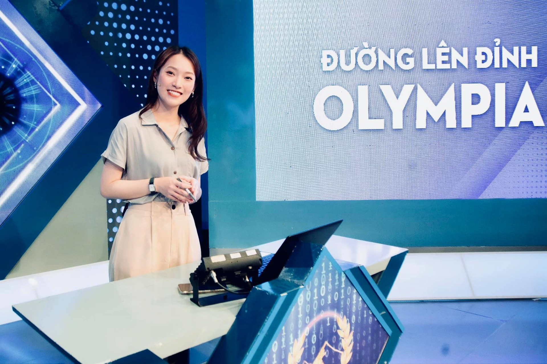 Khánh Vy hiện đang đảm nhận công việc là MC của chương trình 'Đường đến đỉnh Olympia'