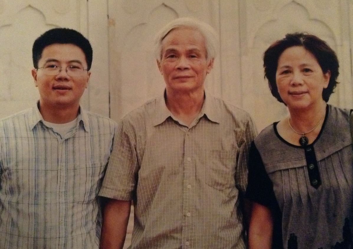 Giáo sư Ngô Bảo Châu bên bố mẹ là Giáo sư Ngô Huy Cẩn và Phó giáo sư Vân Hiền