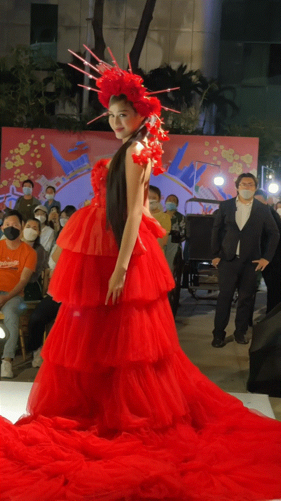 Hoa hậu Đỗ Thị Hà xuất hiện nổi bật trong bộ trang phục lộng lẫy