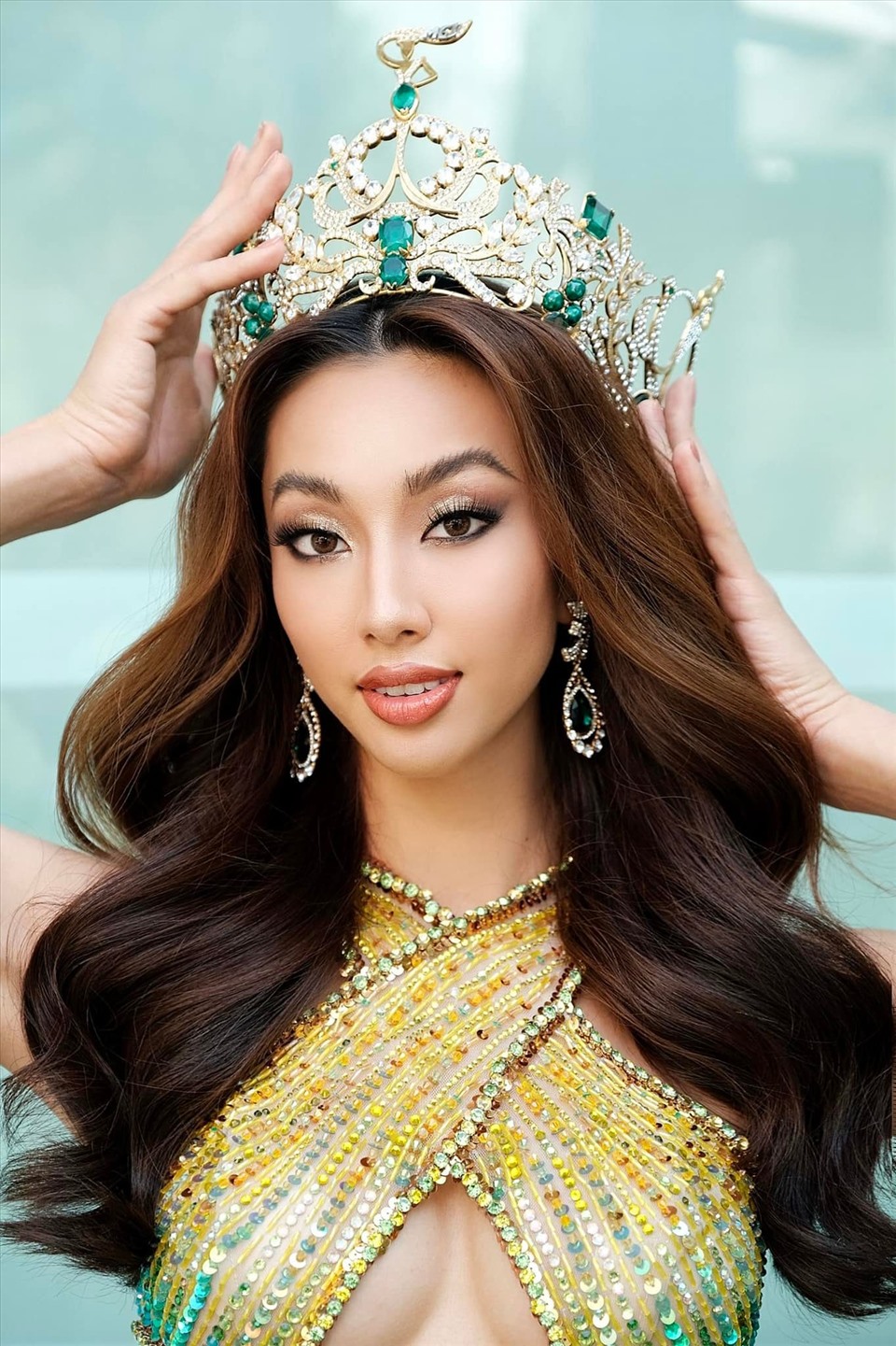 Mái tóc xoăn dài trở nên thương hiệu của Hoa hậu Thùy Tiên