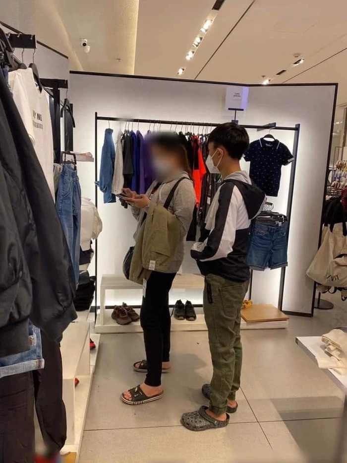 Hình ảnh Hồ Văn Cường khiến nhiều người xót xa khi xuất hiện với đôi dép cũ mèm khi mua sắm