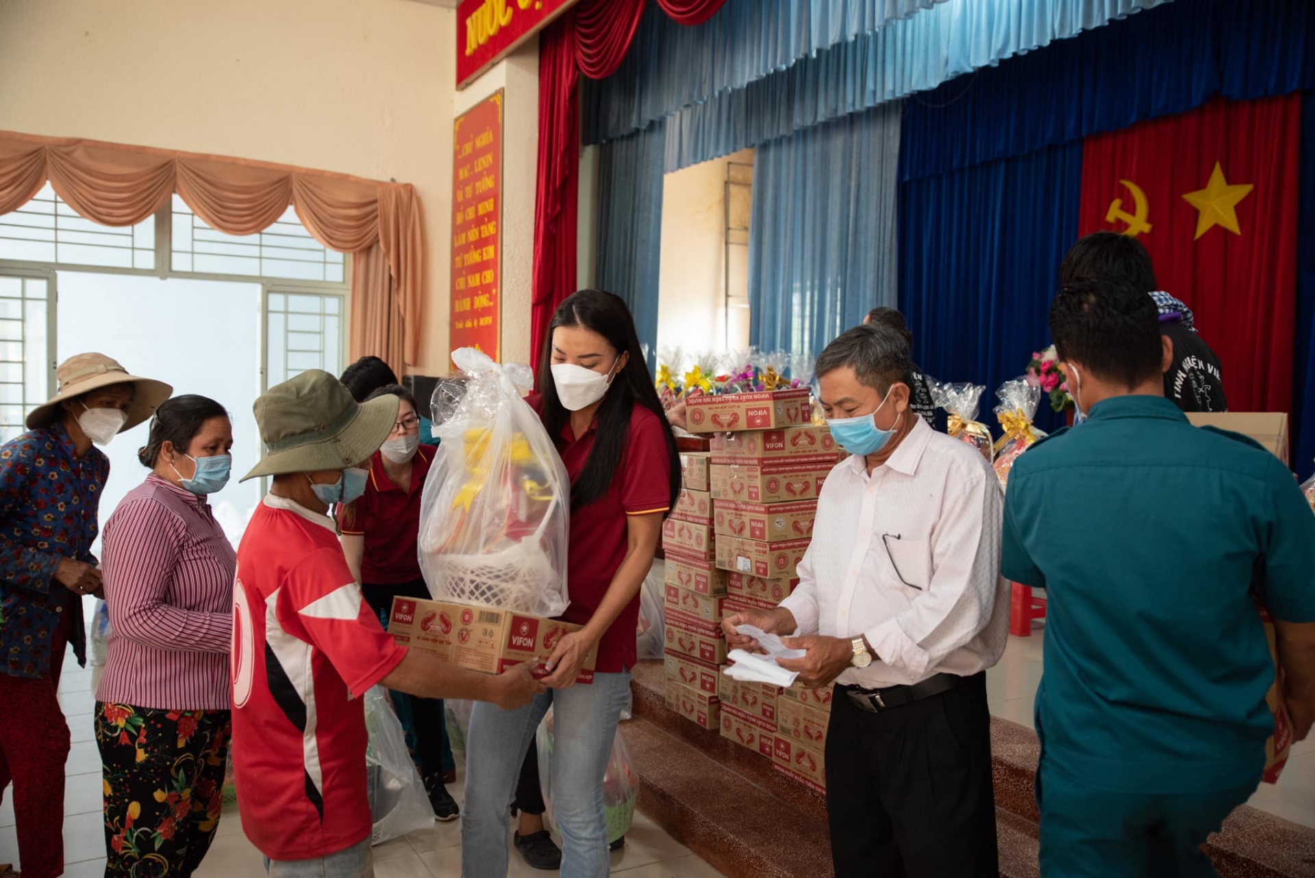 Thời gian qua, Á hậu Kim Duyên cũng ghi điểm với công chúng khi tích cực tham gia hoạt động từ thiện