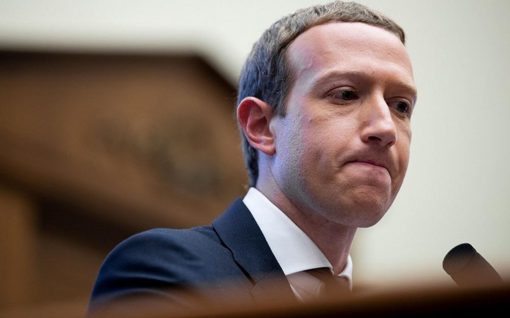 Việc giá cổ phiếu bị rớt thảm khiến cho ông chủ Facebook chịu không ít hệ lụy