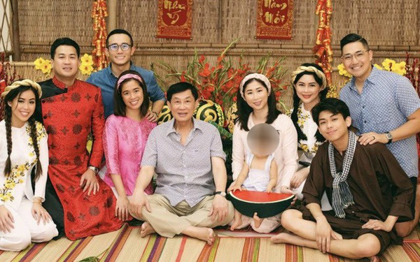 Khoảnh khắc gia đình tỷ phú Jonathan Hạnh Nguyễn trong trang phục truyền thống được đăng tải trước đó