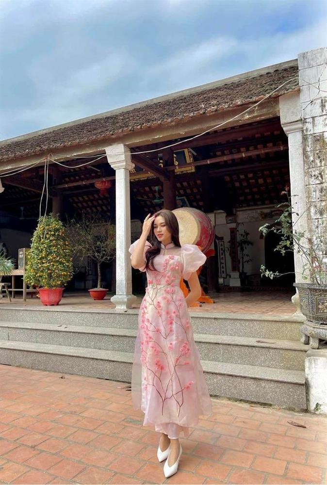Hoa hậu Đỗ Thị Hà khoa nhan sắc ngọt ngào, trẻ trung trong chiếc áo dài cách tân vào ngày mùng 1 Tết