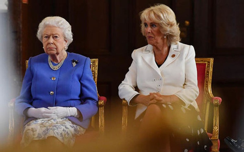 Nữ hoàng Anh và bà Camilla trong một sự kiện