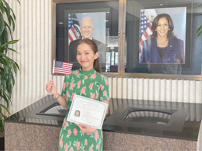 Kim Hiền vui mừng trong buổi nhận quốc tịch Mỹ tại Sở Di trú và Nhập tịch