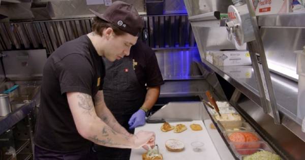 Con trai David Beckham chi khoảng 2,3 tỷ đồng cho cho mỗi tập nấu ăn dài 8 phút