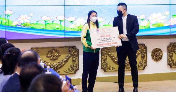 Đội tuyển bóng đá nữ Việt Nam được Vũ Khắc Tiệp tặng nửa tỷ 
