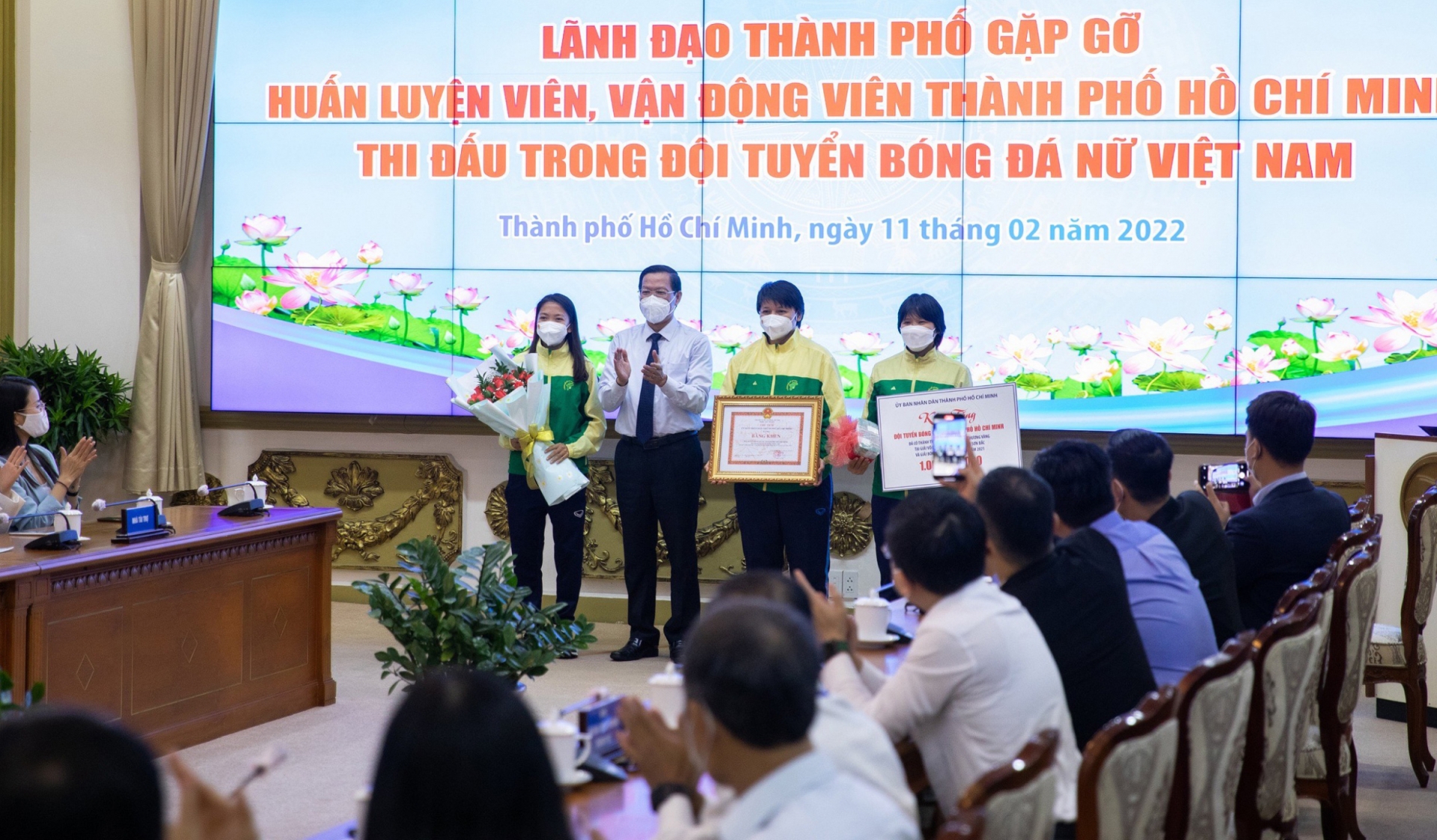 Ngoài món quà của Vũ Khắc Tiệp, đội tuyển nữ Việt Nam cũng nhận được tiền thưởng từ nhiều đơn vị, doanh nghiệp khác