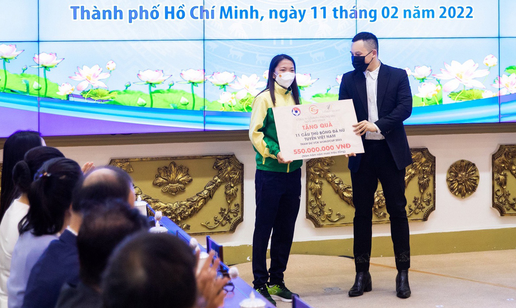 Đội trưởng Như Quỳnh thay mặt tuyển nữa Việt Nam nhận 550 triệu đồng từ Vũ Khắc Tiệp