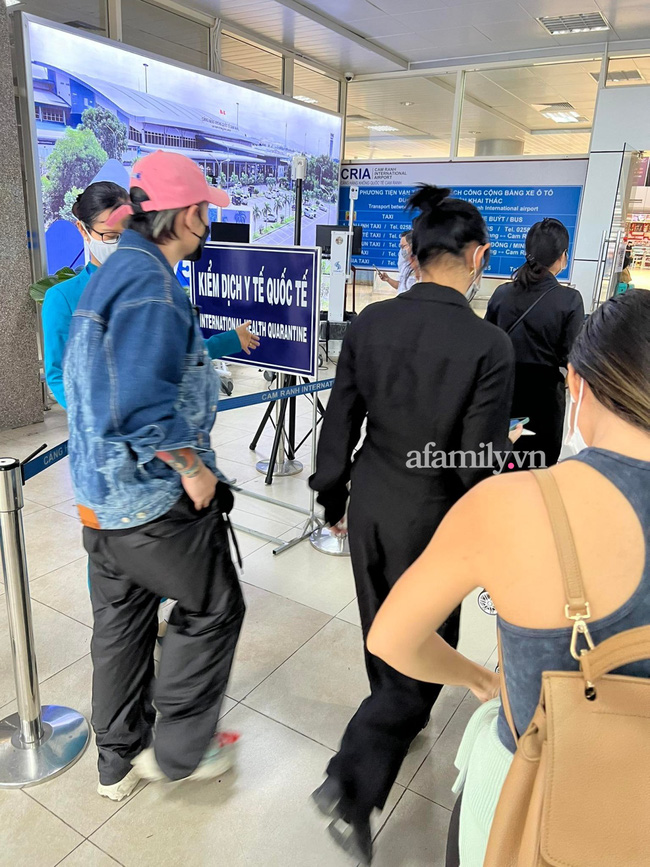 Binz và Châu Bùi bị bắt gặp hình ảnh đáp chuyến bay xuống Nha Trang