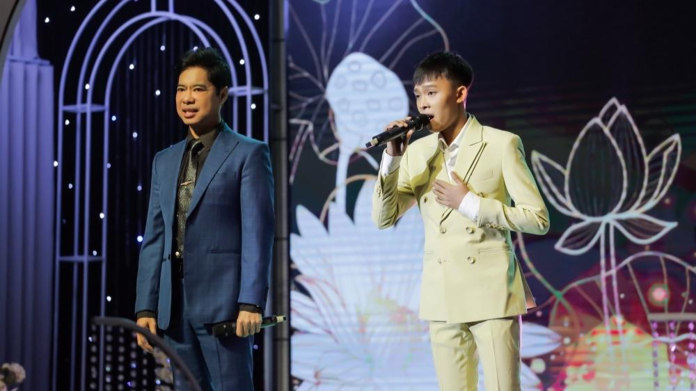 Hồ Văn Cường trên sân khấu cùng ca sĩ Ngọc Sơn cách đây không lâu