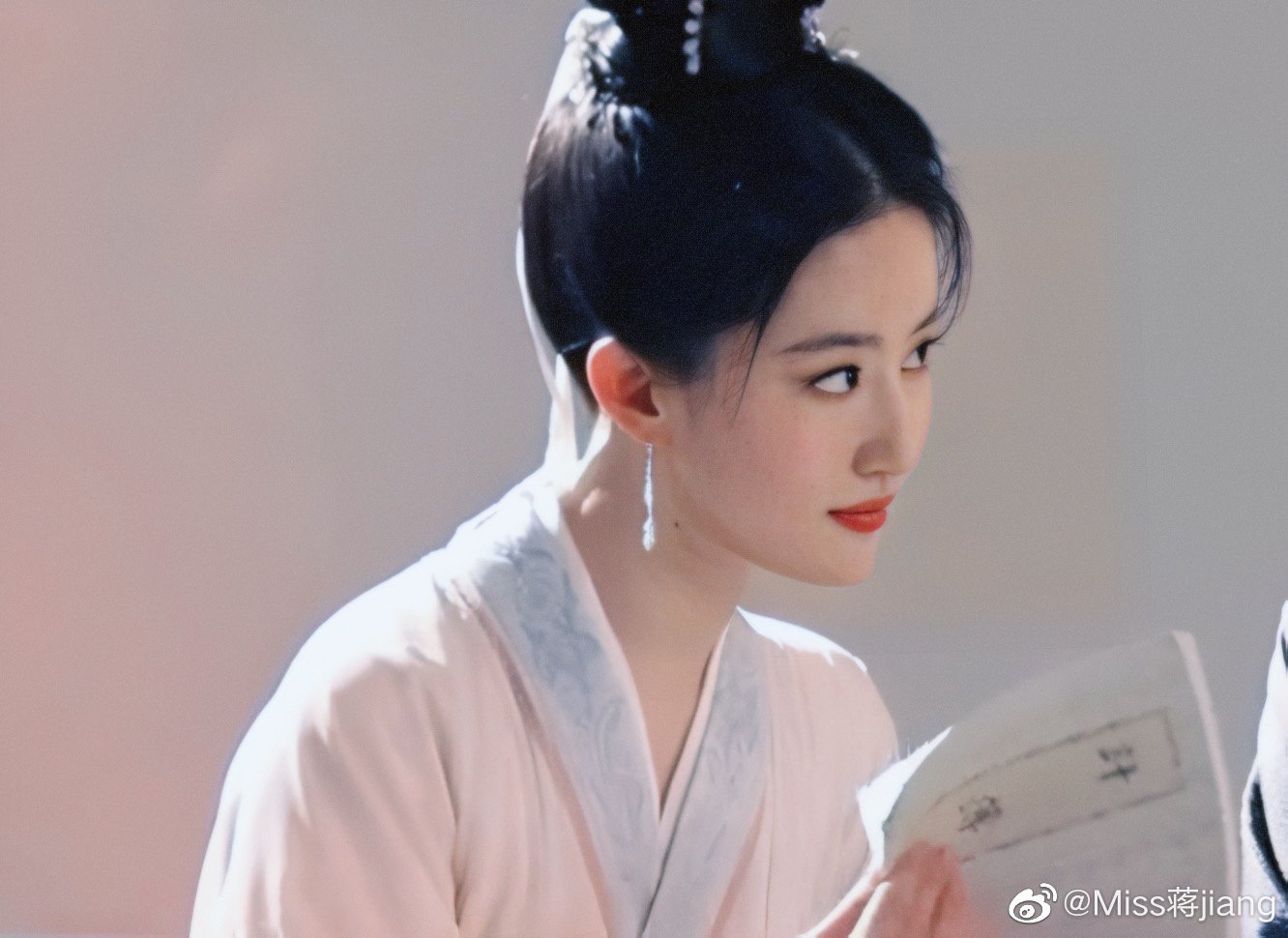 Vẻ đẹp không góc chết của Lưu Diệc Phi trong hình ảnh hậu trường của bộ phim