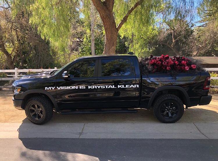 Xe tải hoa hồng mà Kanye West gửi đến nhà Kim Kardashian