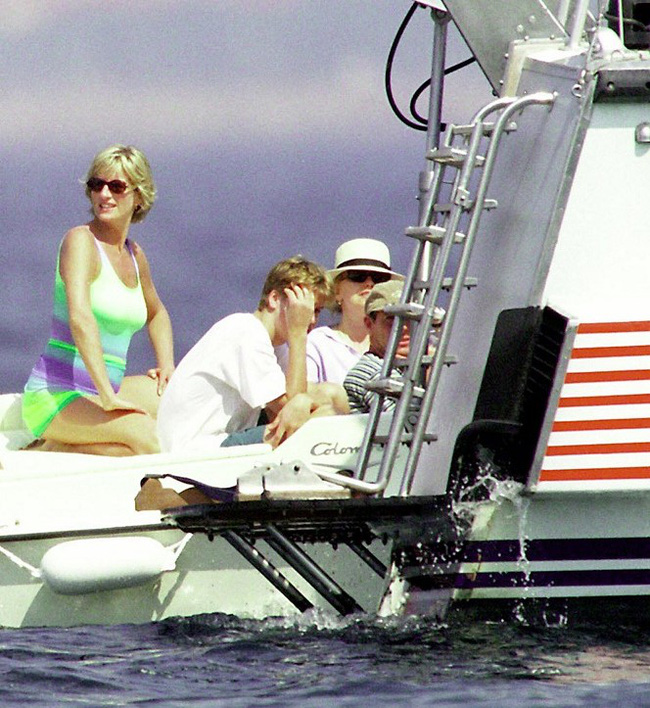 Hình ảnh Công nương Diana tận hưởng kỳ nghỉ bên 2 con trước khi vụ tai nạn thảm khốc diễn ra