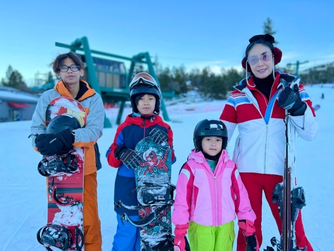 Hoa hậu Hà Kiều Anh bên các con tại khu trượt tuyết