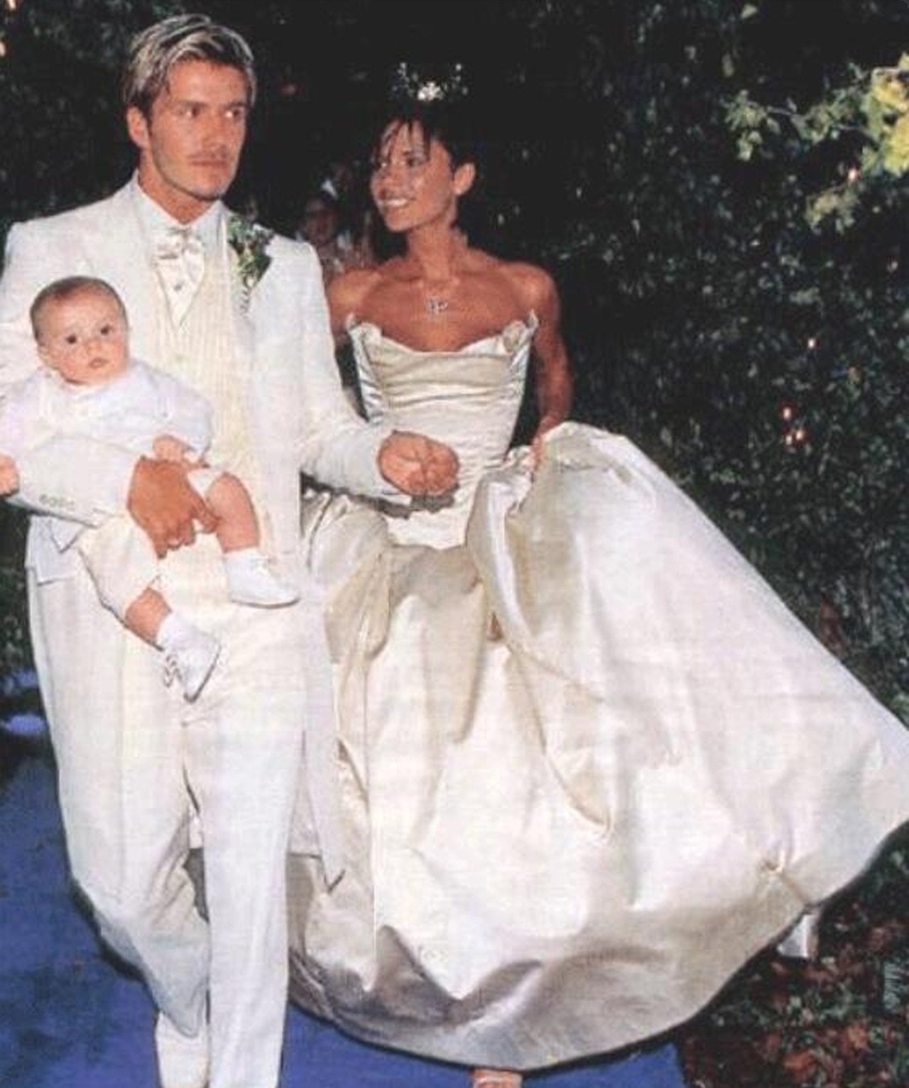 Brooklyn được bố David Beckham bế trong tiệc cưới, mẹ anh lộng lẫy trong trang phục của nhà mốt Vera Wang