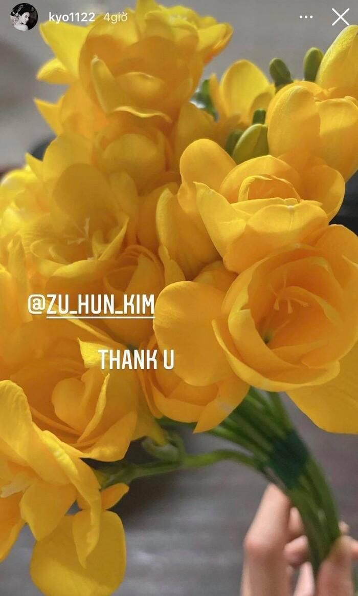 Song Hye Kyo khoe hình ảnh được Jang Ki Yong tặng hoa khiến dân tình xôn xao