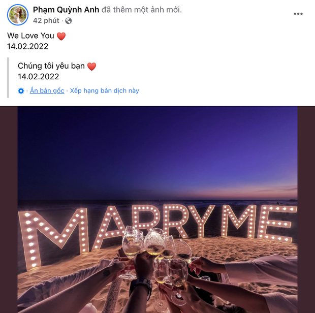 Hình ảnh được nữ ca sĩ và hội bạn thân đăng tải buổi cầu hôn lãng mạn trên bờ biển