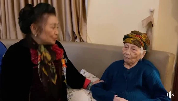 Hình ảnh mẹ ruột ca sĩ Thanh Lam (trái) đến thăm mẹ chồng cô (phải)