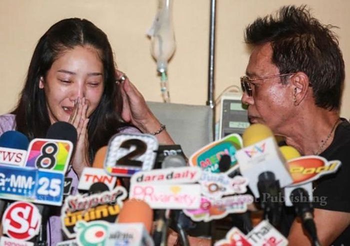 Tangmo Patcharawirapong bật khóc xin lỗi dư luận vì yêu một người đàn ông nổi tiếng