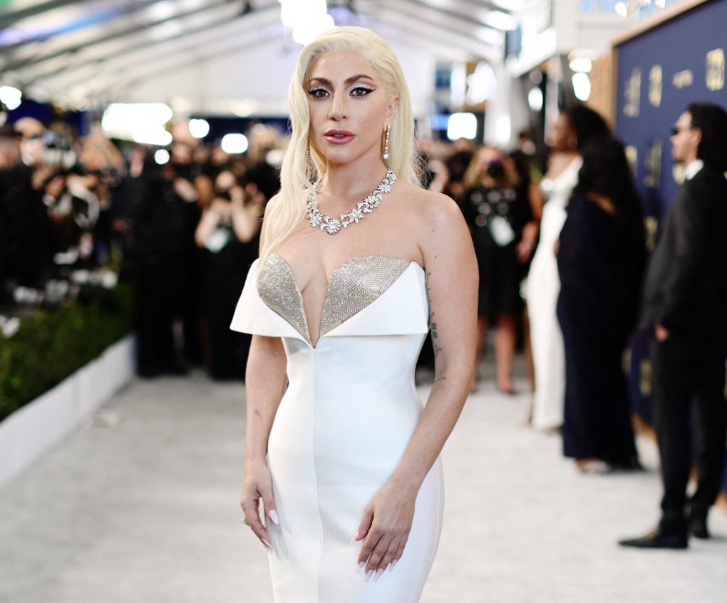 Lady Gaga sang trọng và nổi bật trong chiế váy cúp ngực màu trắng