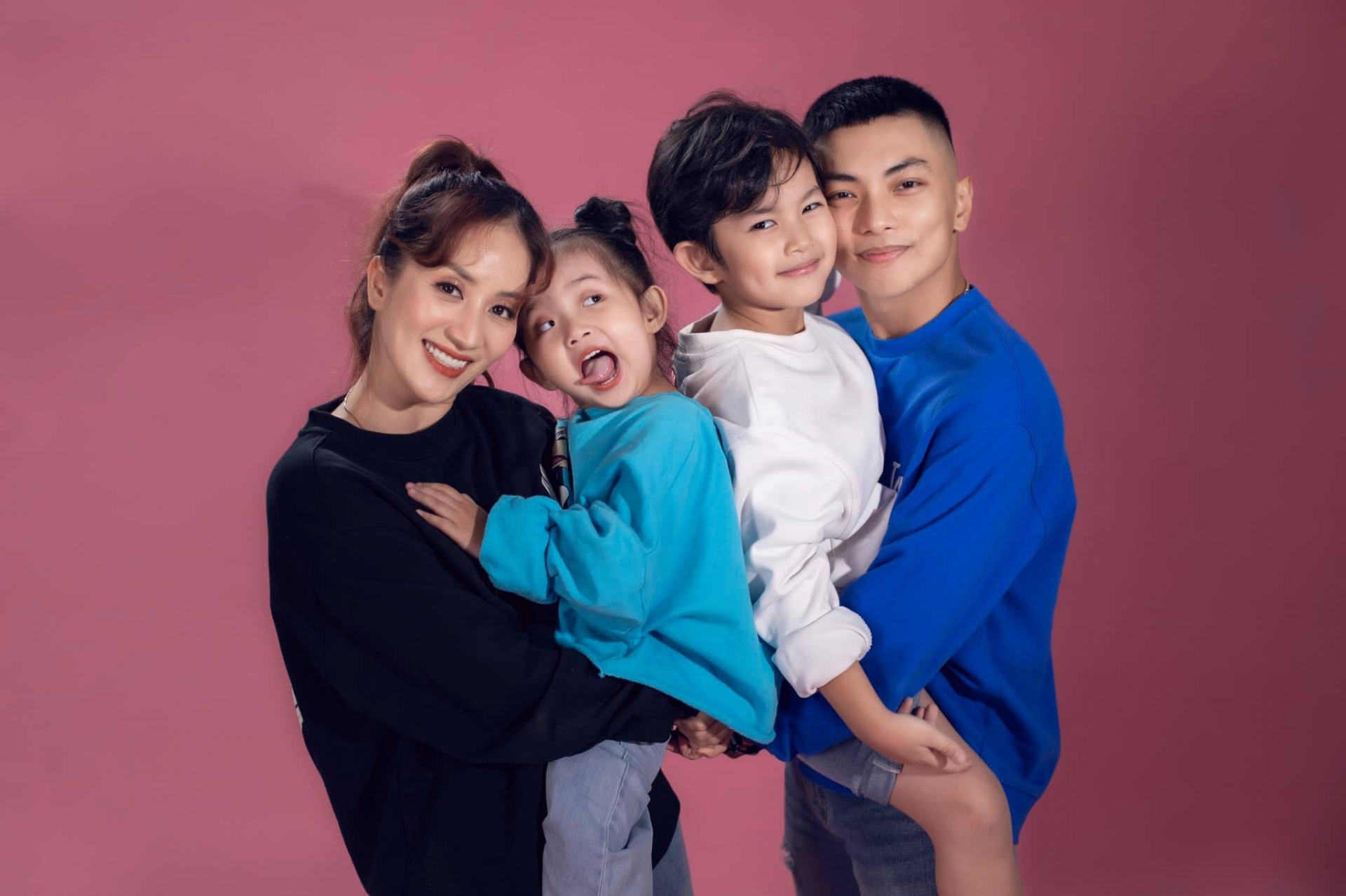 Gia đình hạnh phúc, viên mãn của Khánh Thi - Phan Hiển