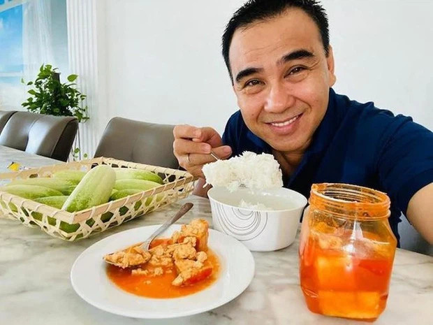Bữa ăn giản dị của MC Quyền Linh trong căn biệt thự 21 tỷ