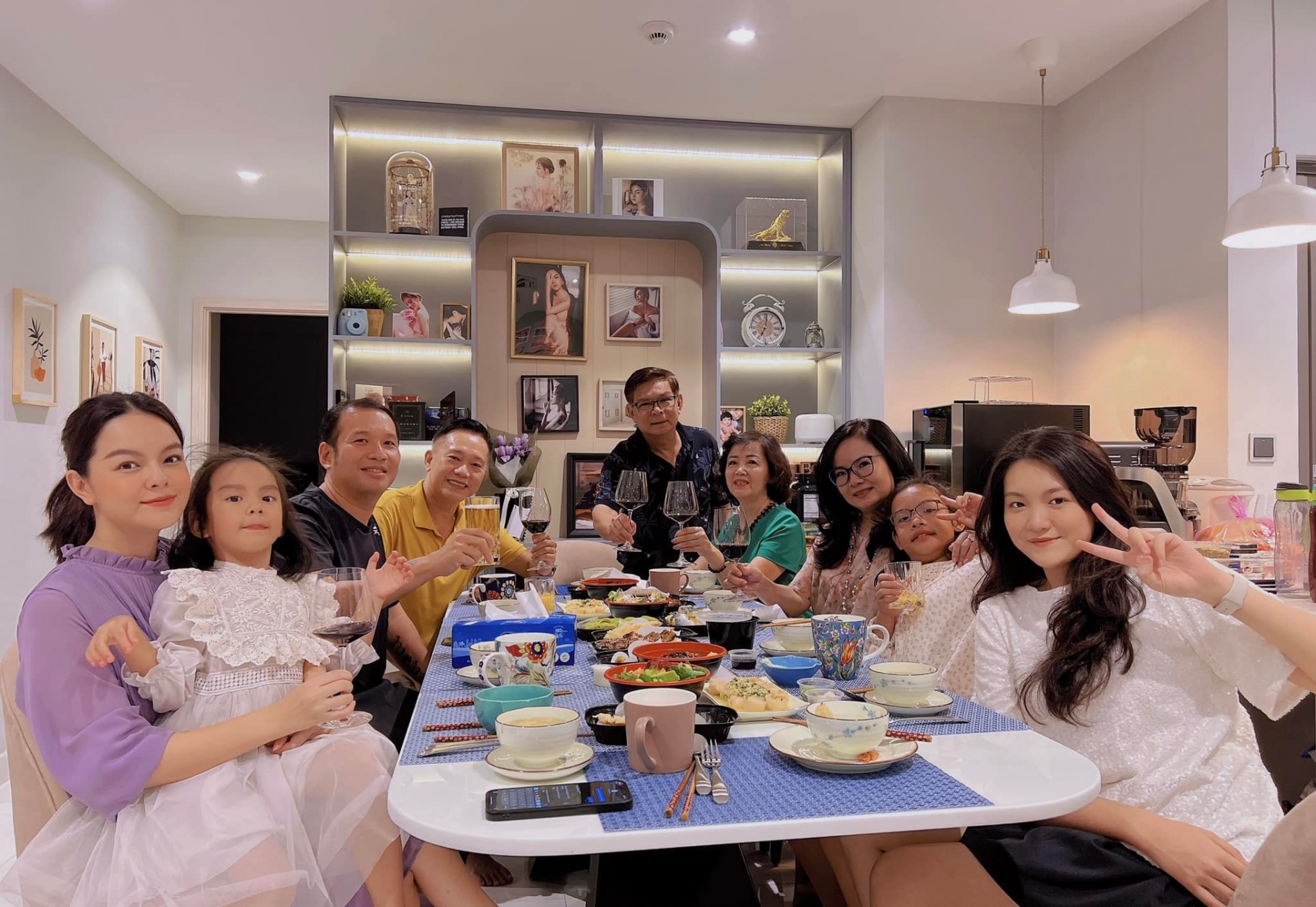 Phạm Quỳnh anh và chồng cũ Quang Huy ngồi cạnh nhau thân thiết trong bữa tiệc mừng sinh nhật con gái