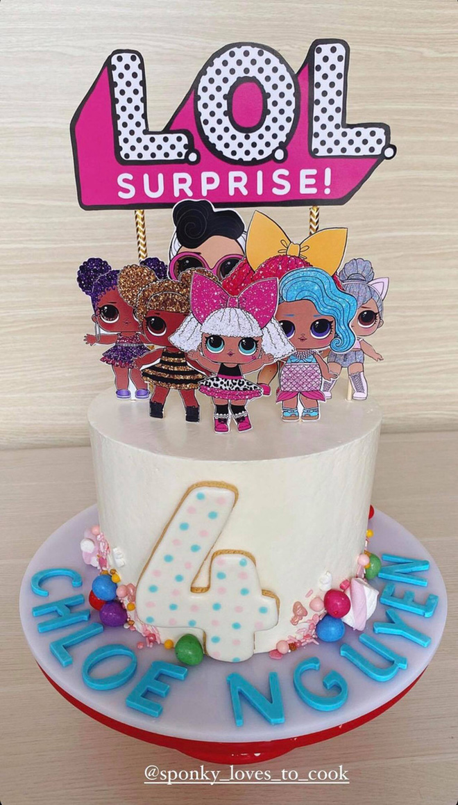 Chiếc bánh sinh nhật 4 tuổi đáng yêu, đầy màu sắc mà cô dành tặng cho con gái trước đó