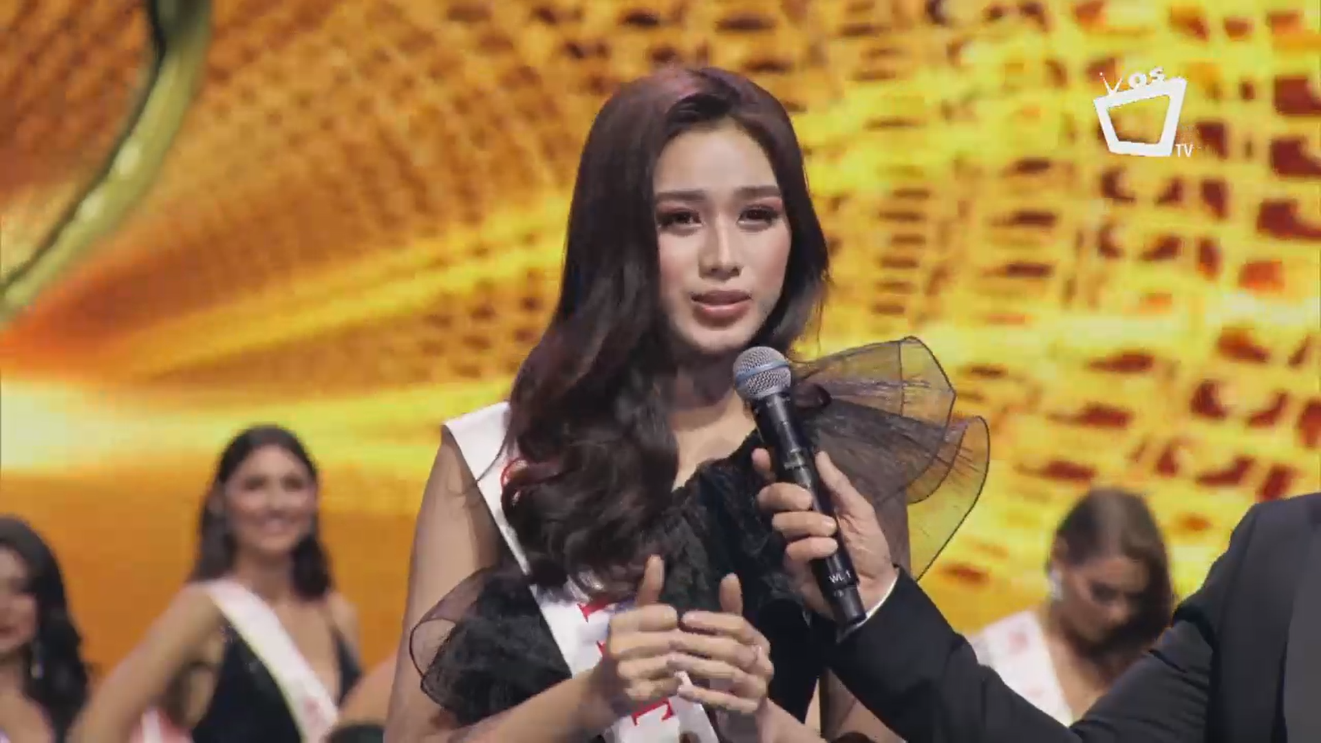 Hoa hậu Đỗ Thị Hà tỏa sáng trong đêm Chung kết trong chiếc váy màu đen.