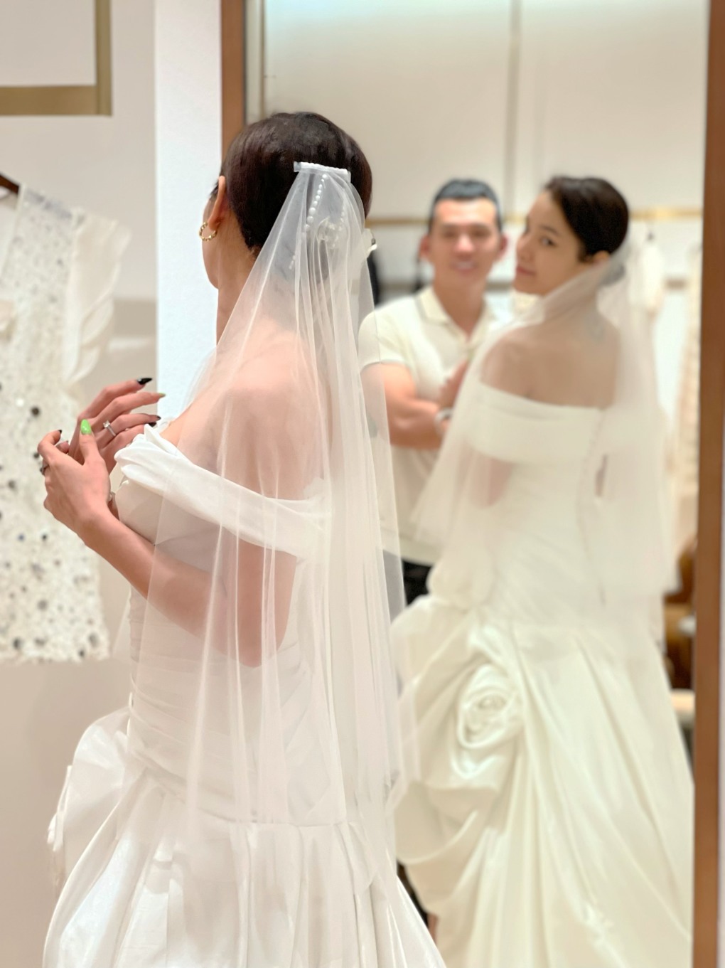 Phương Trinh Jolie trong buổi thử váy đầu tiên với ông xã Lý Bình.