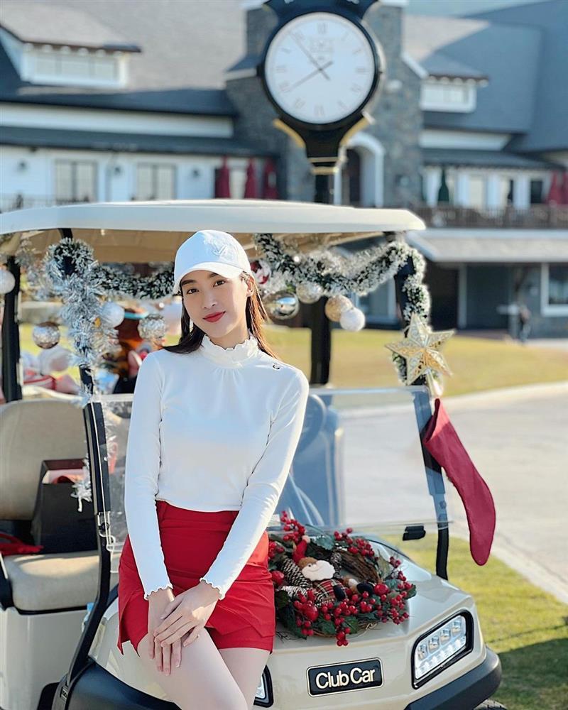 Trang phục lên sân golf thường thấy của cô nàng.