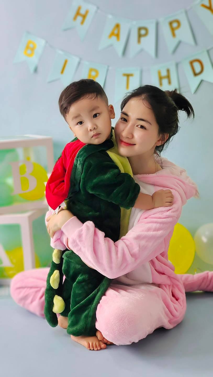 Sau khi chia tay, Hòa Minzy tập chung cho sự nghiệp và chăm sóc cho con trai nhỏ.
